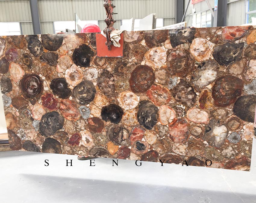 ¿Dónde se usan losas de madera petrificada de piedra semipreciosa?