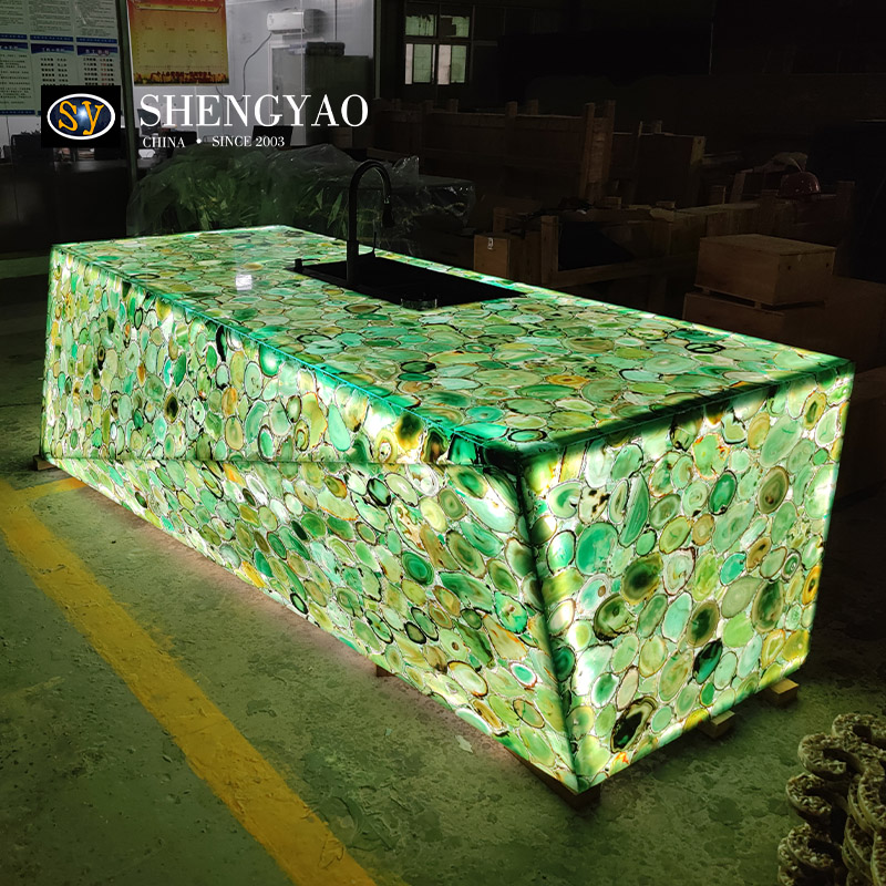 Comptoir d'îlot de cuisine en pierre d'agate verte translucide rétro-éclairé, comptoir de bar en pierre semi-précieuse