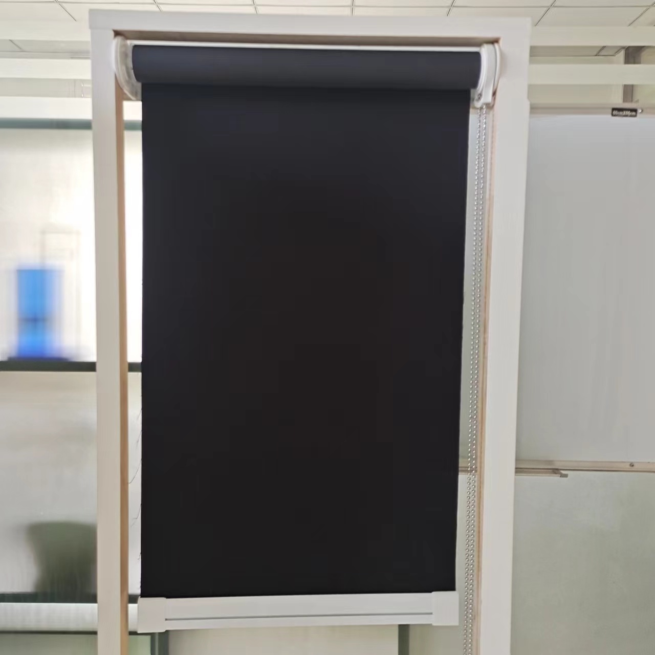 Proveedor de cortina enrollable negra con cadena, venta al por mayor Cortina enrollable negra con cadena