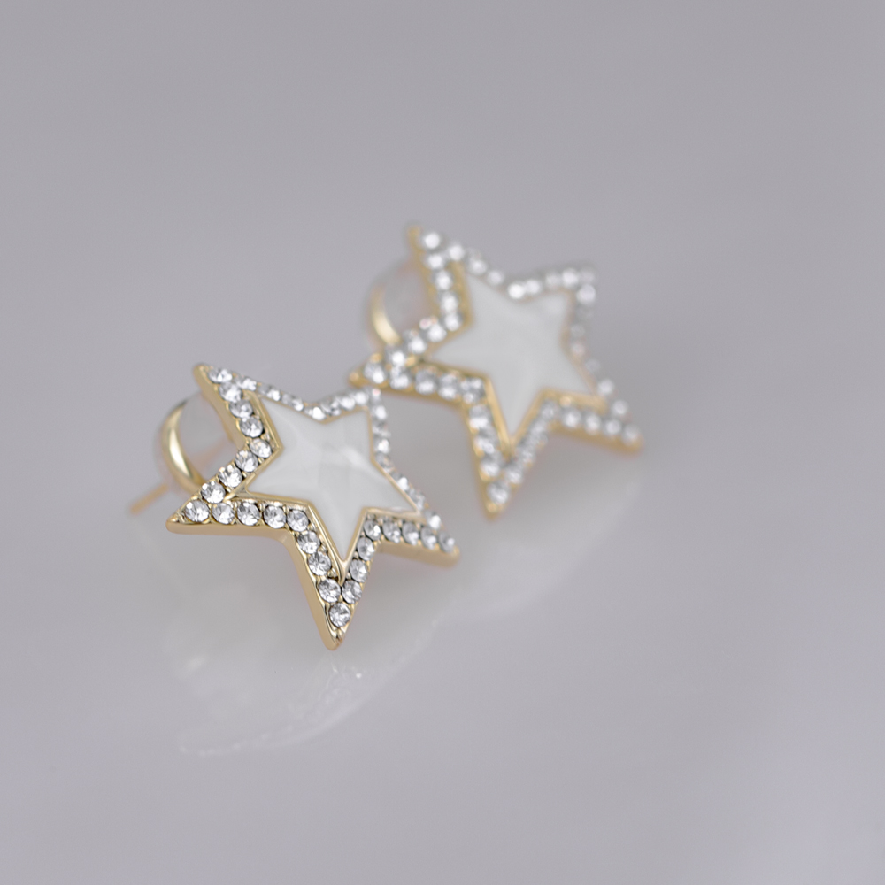 Pendiente de tuerca de circón de marisco blanco en forma de cinco estrellas.