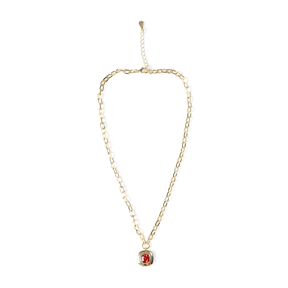 Ожерелье с квадратным рубиновым камнем.
