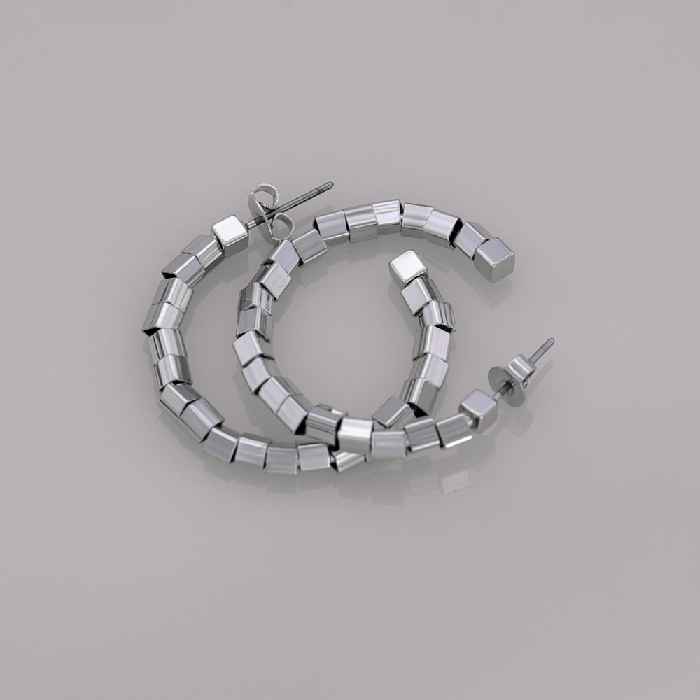 Латунная серьга-кольцо Half-C геометрической формы.