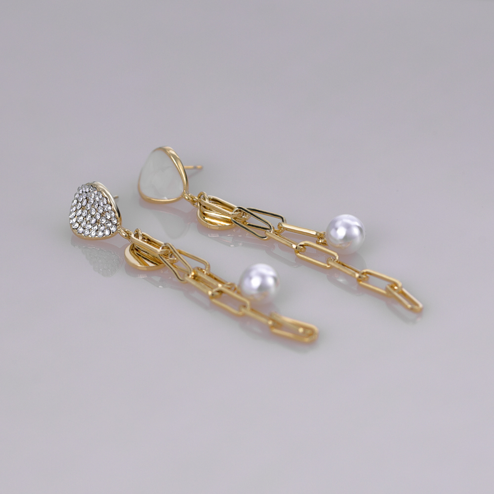 Pendientes de perlas blancas con borla de cadena larga.
