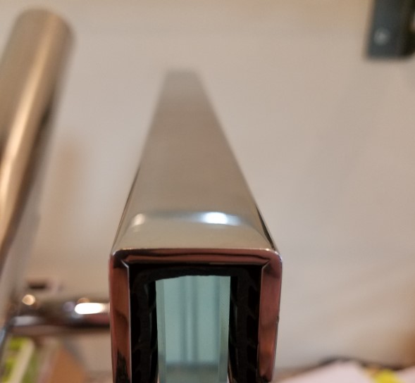 Складной U-образный слив толщиной 2 мм для бескаркасных стеклянных перила
