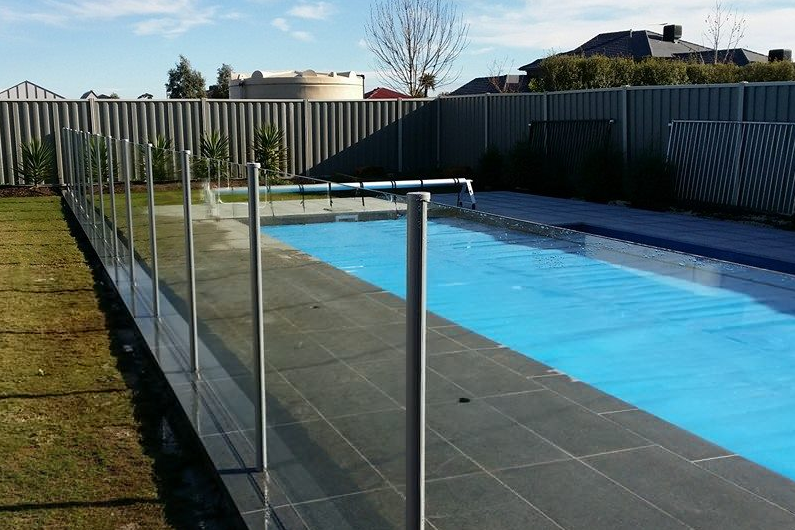 Aluminium-Pfosten und Zubehör für Schwimmbad oder Balkon