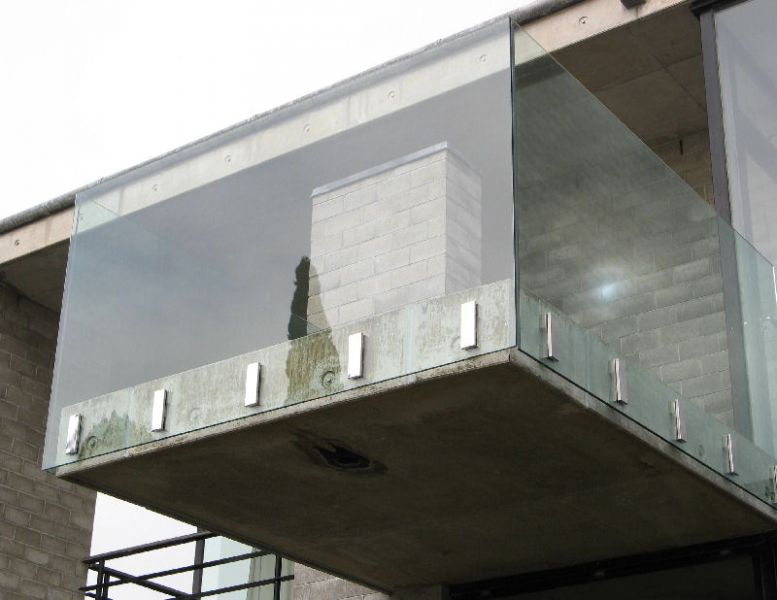 Arquitectura lateral montaje espita de vidrio para balcón Framelsss vidrio barandilla diseño