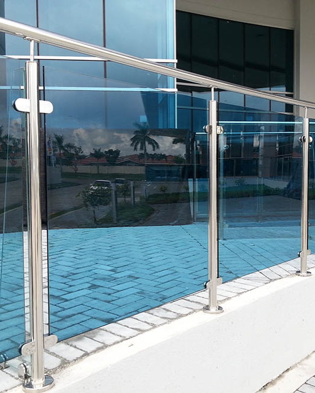 Balkon zewnątrz stal nierdzewna balustrada szklana z niebieskim szkłem hartowanym