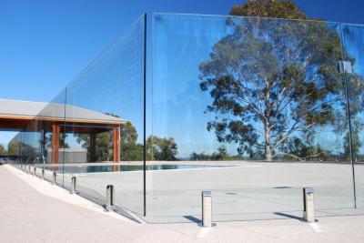 Sertifioitu Australian Standard ruostumatonta terää kehystämättömälle lasikaiteelle, jota käytetään 1/2 tuuman lasin kanssa