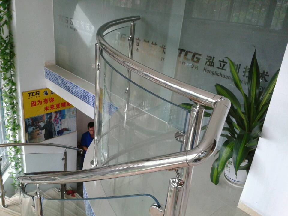 Sistema de trilhos de vidro curvo para escada
