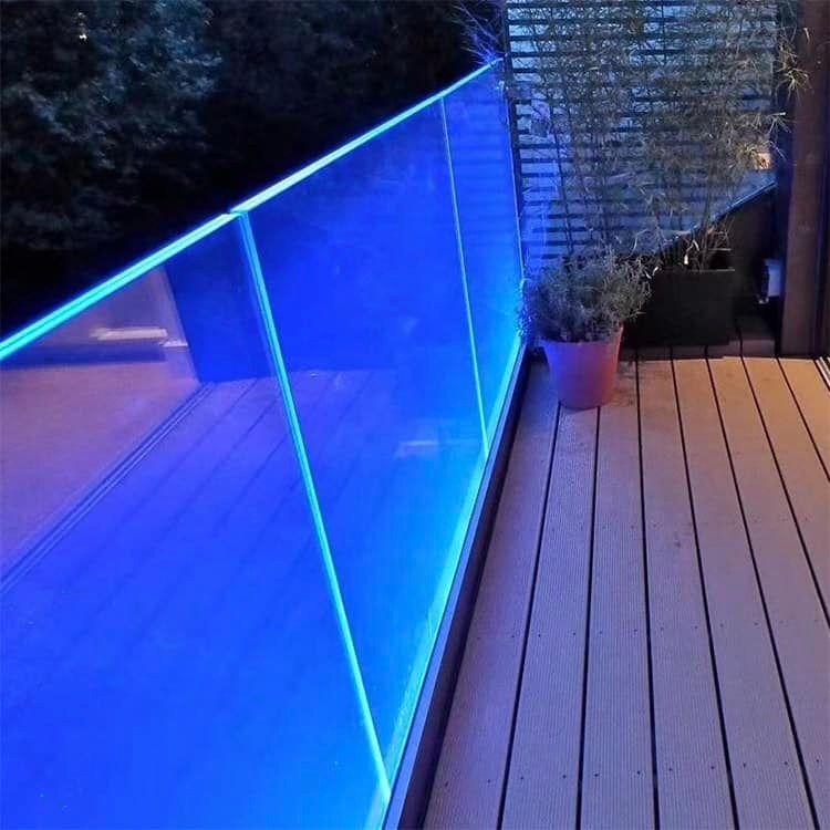 Cubierta al aire libre LED barandilla de cristal sin marco de aluminio U Canal Balustra Balcón Balcón Cerca Abrazadera Glass Barandilla con luz LED