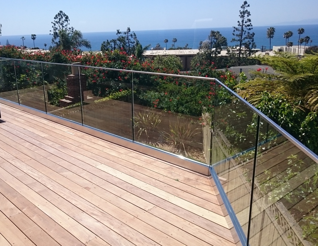 Buitenkant aluminium U-kanaal gehard glas balkon / trap roestvrijstalen reling ontwerp