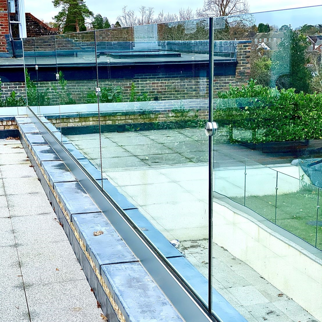 Sistemi di ringhiere a canale con profilo a U in alluminio di fabbrica per terrazze di balconi