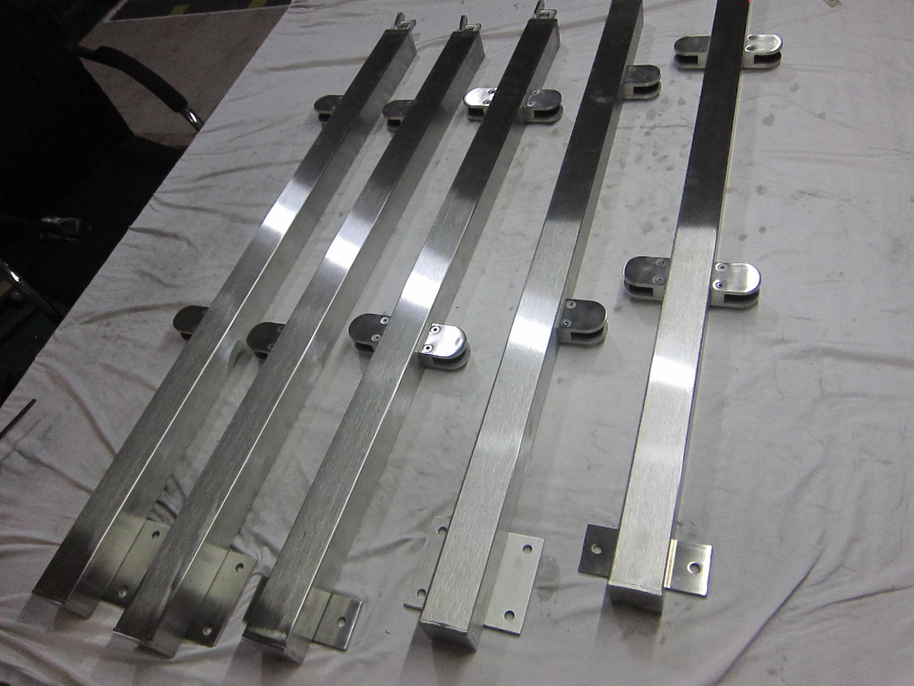 Para o balcão da escada o fascia de aço inoxidável monta o sistema de trilhos de vidro quadrado