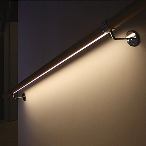 Valaistu LED-kaidejärjestelmä sisätilojen portaiden kaiteelle