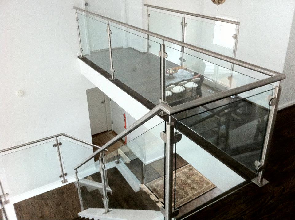 Escalera de barandilla de vidrio de acero inoxidable para interiores con vidrio