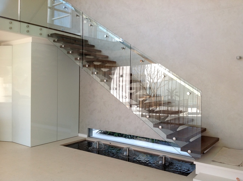 Moderne binnenste trap met leuning met trapleuning