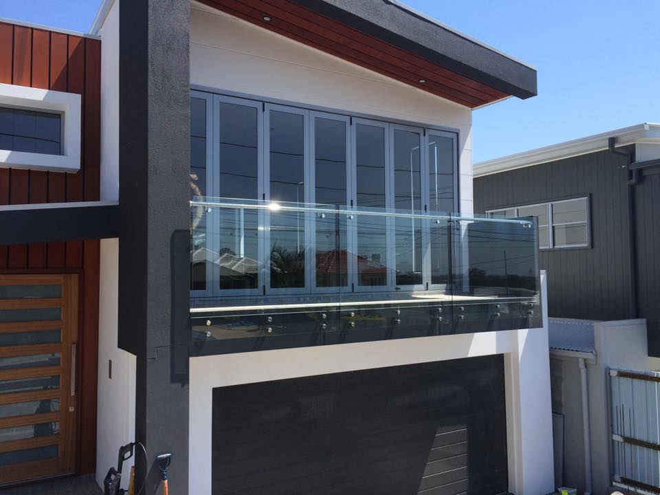 Separador de vidrio de montaje lateral de acero inoxidable para diseños de barandillas de terraza