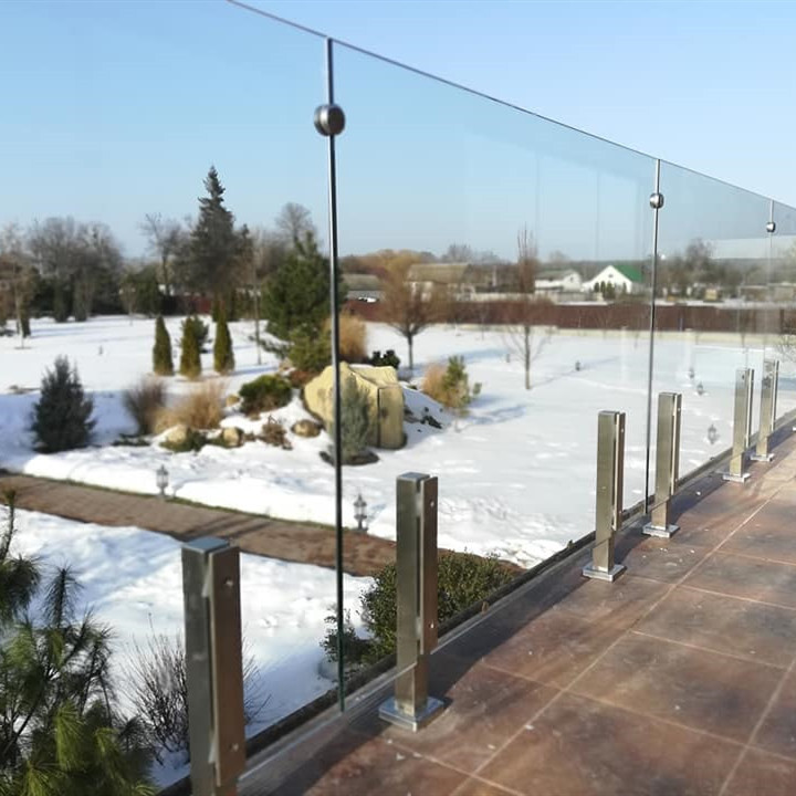 Roestvrijstalen of aluminium vierkante korte balustradepaal voor topless glazen balustradesysteem