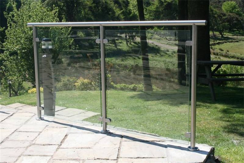 Ruostumattomasta teräksestä valmistettuja lasi-kaiteet parvekkeelle tai portaita varten