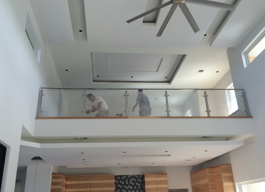 Escalera plataforma idea cuadrada de vidrio pasamanos inox con pasamanos superior