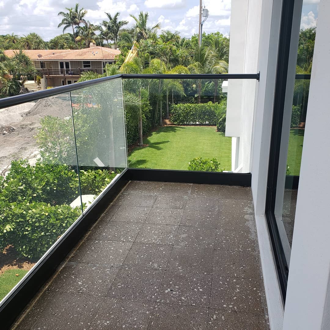 Wholesale balcón Balografía de vidrio sin marco con base de aluminio u canal