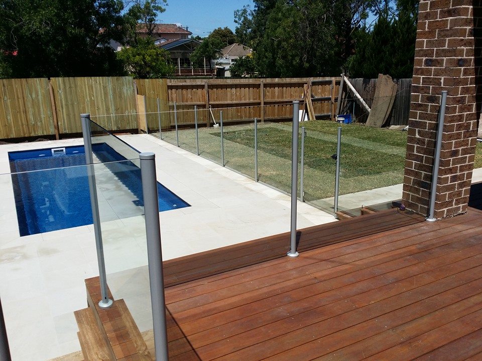 recinzione di alluminio balaustra post semi vetro frameless piscina
