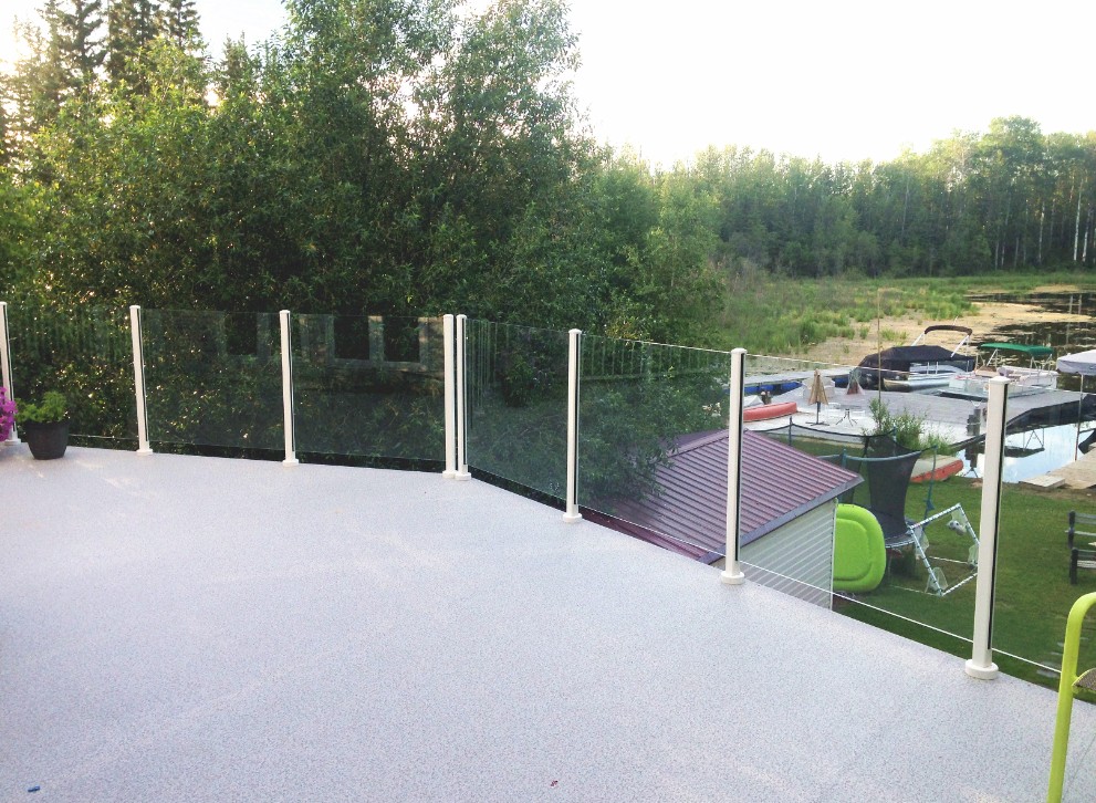 una visión clara de aluminio cristal de la terraza de barandilla