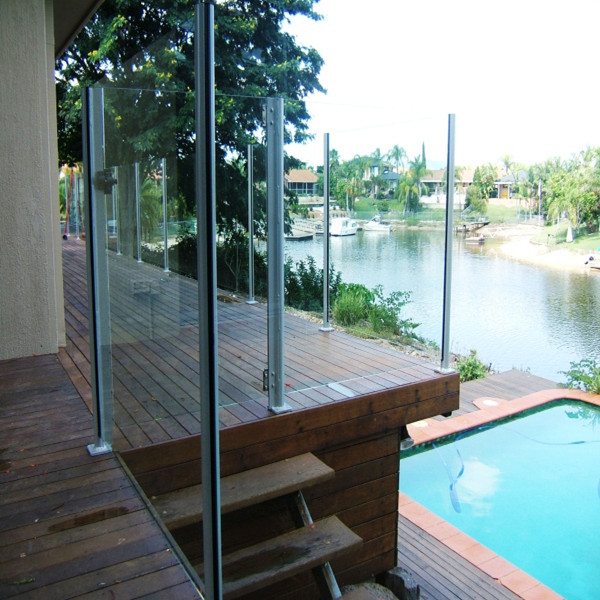 semi frameloze glazen balustrade met aluminium bericht