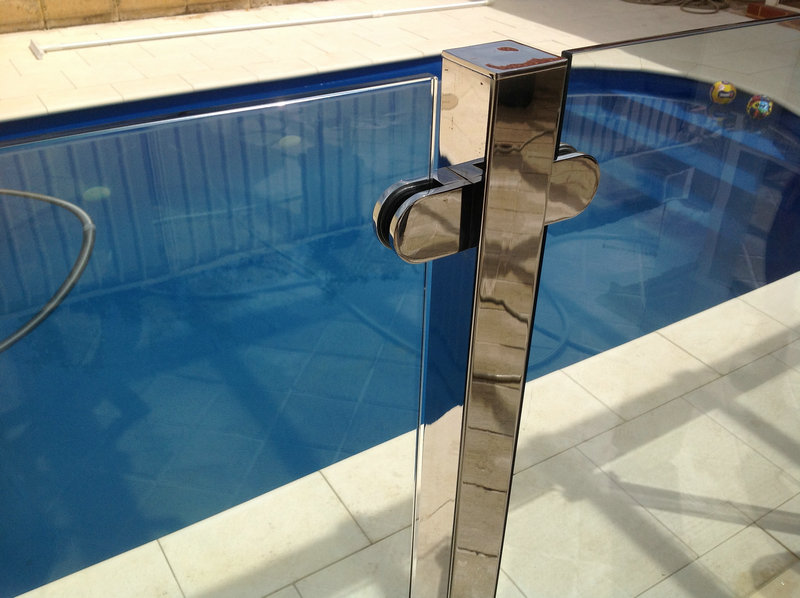 projeto frameless semi cerca de piscina de vidro com pós de aço inoxidável