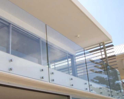 diseños enfrentamiento balcón barandilla de vidrio de acero inoxidable