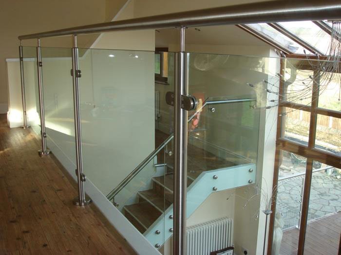 acier inoxydable balcon après balustrade en verre d'escalier de pont