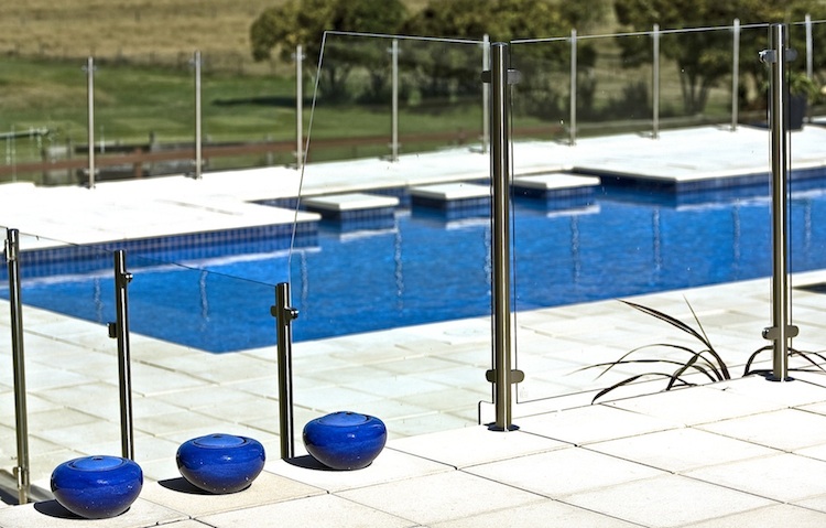 acier inoxydable piscine verre sans cadre demi clôtures