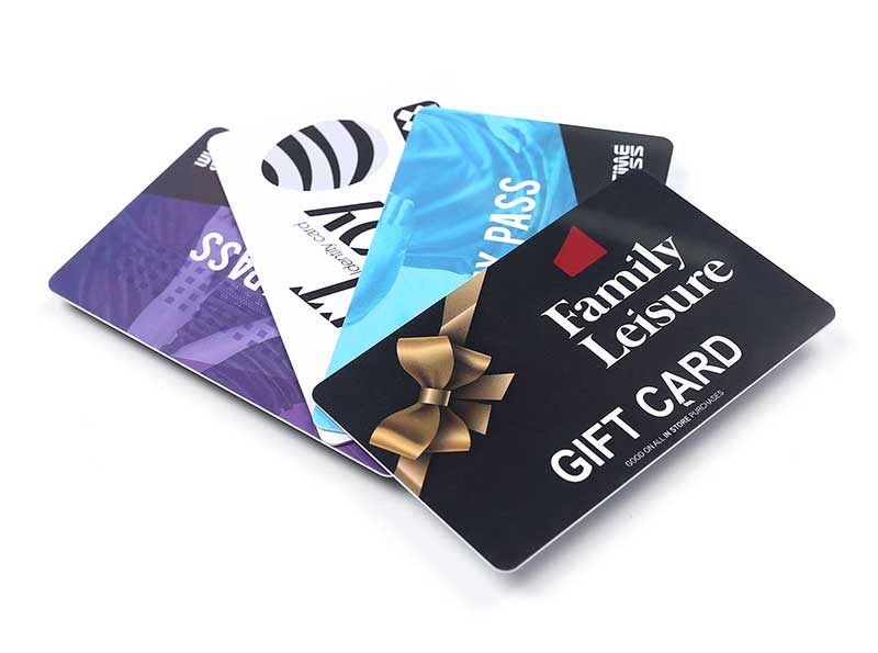 Kundenspezifische Großhandels-Rabatt-Plastik-Geschenkkarten mit Abzeichen und Barcodes