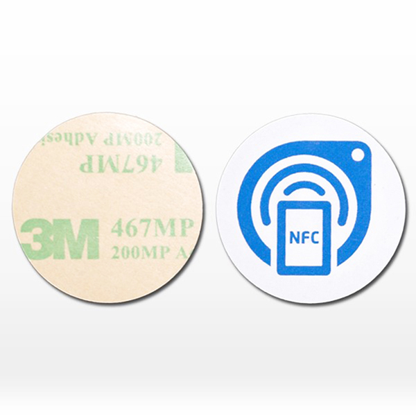 紙/ PVCおよび反金属材料および13.56MHzRFID周波数NFCRFIDステッカー