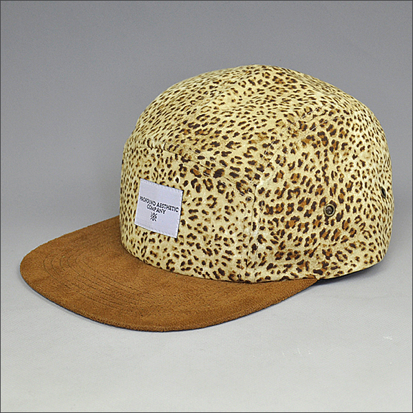 Cappelli con chiusura a scatto con stampa leopardo a 5 pannelli