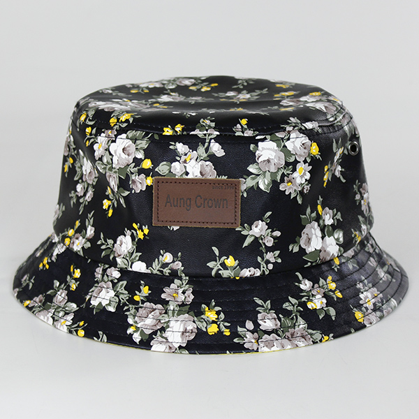 Chapéu de balde floral com logotipo de couro