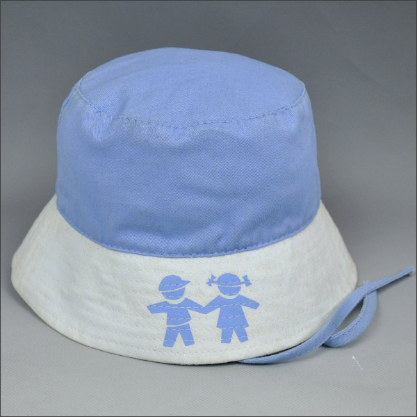 الطباعة الطفل الأزرق وقبعة دلو