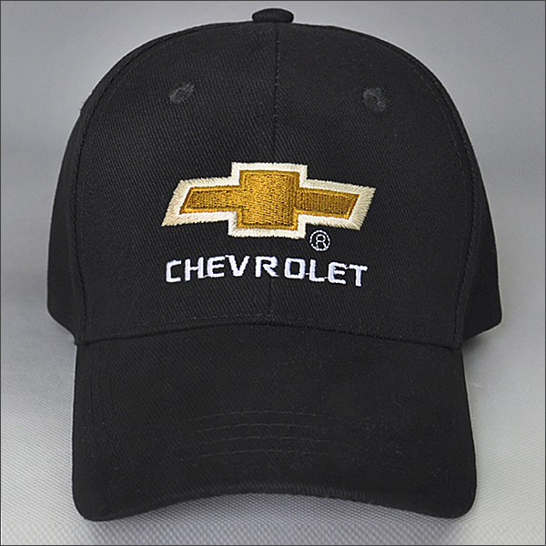 casquillo negro de béisbol Chevrolet con el logotipo bordado