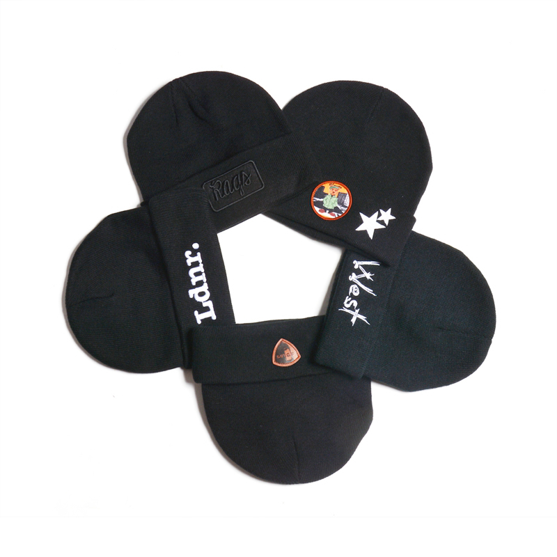 Bonnets en acrylique noir avec logo brodé uni