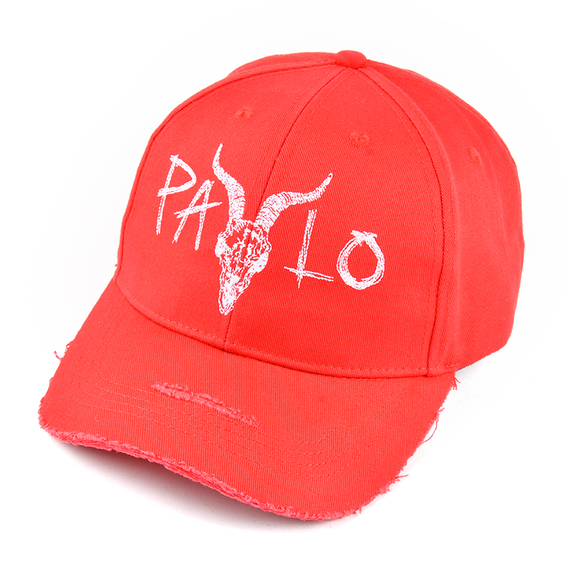 gorra de béisbol apenada roja del logotipo llano