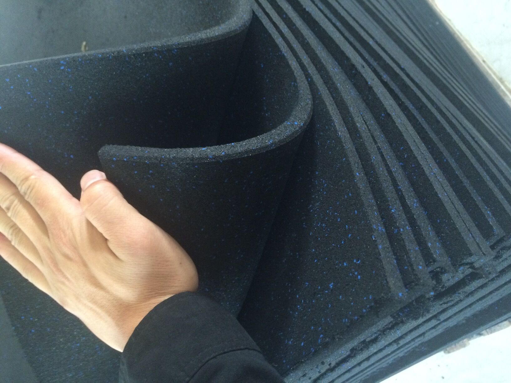 Anti-slip rubber flooring mats