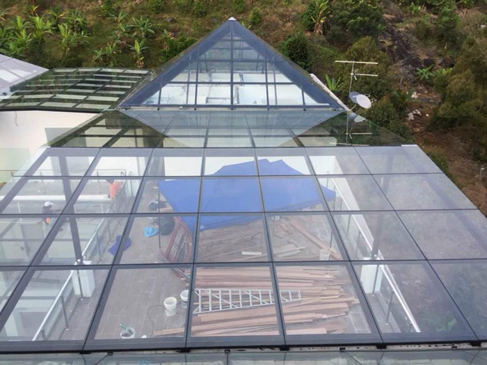 CE EN12150 Standard toughened glass 10mm for patio roofs,10mm tempered glass roof skylight,clear tempered glass roofing panels