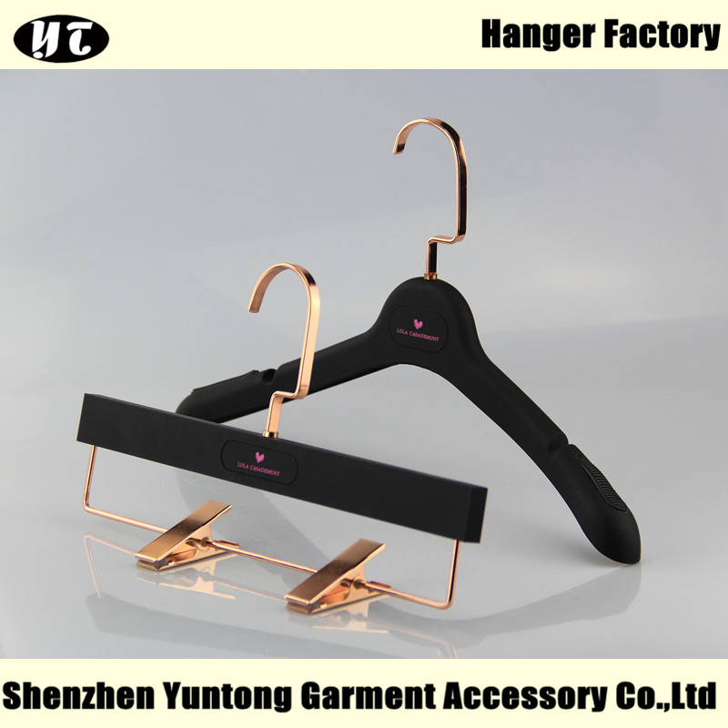 WSR-001 black rubber coated plastic hanger for women clothes