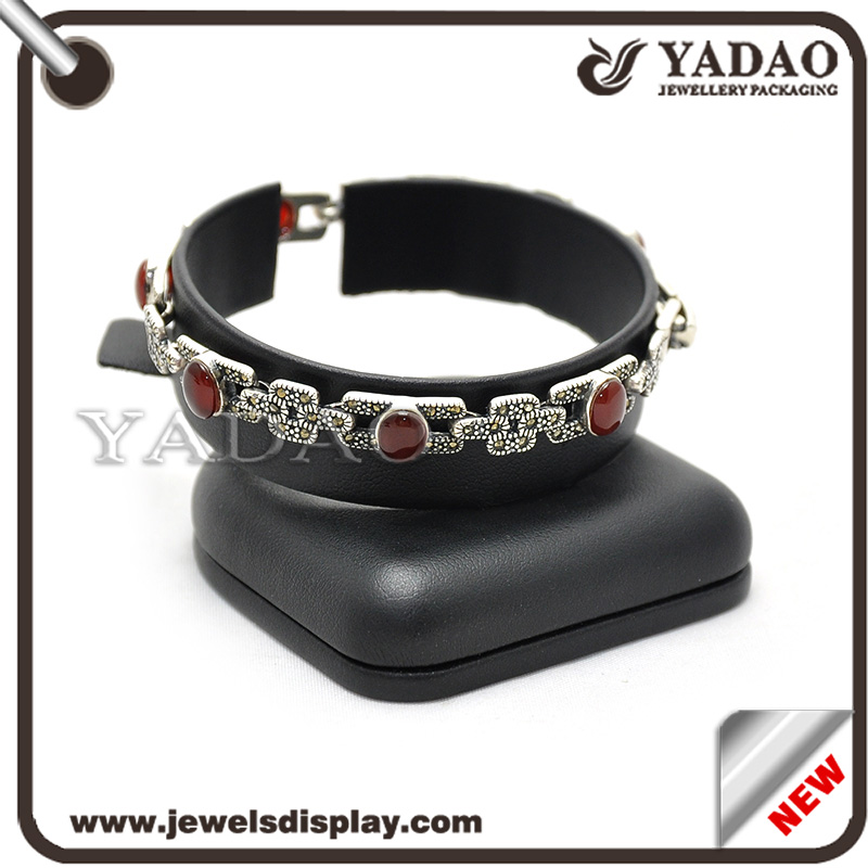 2015 Elegante importato PU Leather materiale Romantico Finestra Vetrina Jewelry Display Stand Bracelet Banco di mostra Bangle Holder Fornitore