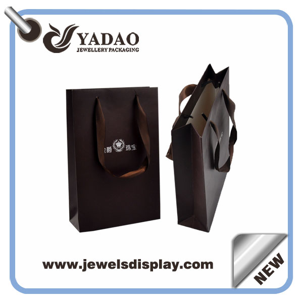 2015 la mode genre de bijoux sac brun papier sac shopping pour les bijoux avec le logo et cordon de serrage fabriqués en Chine