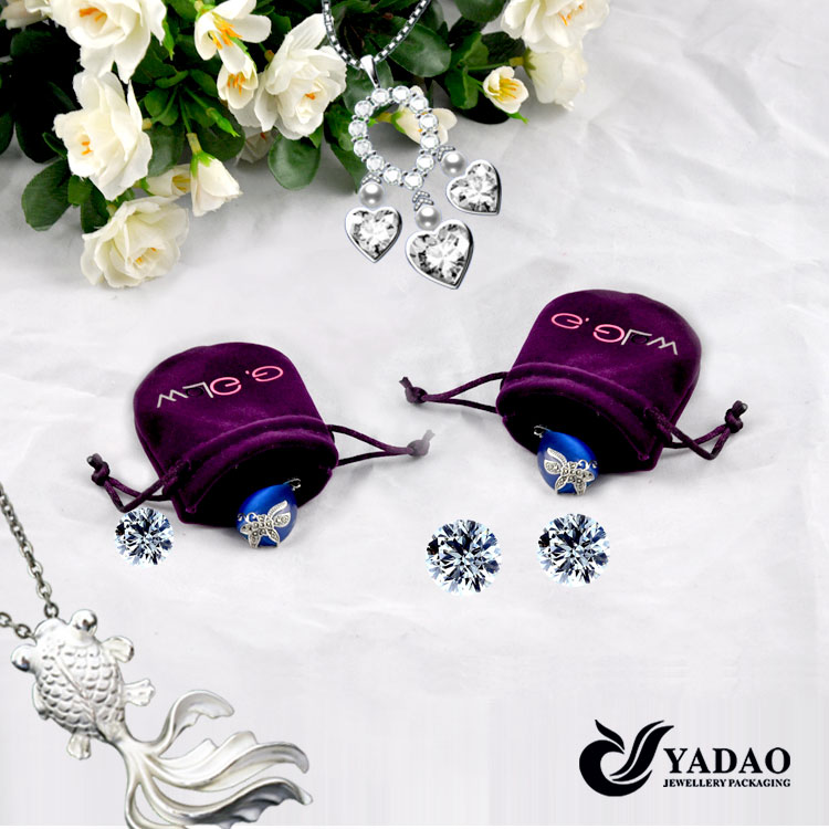 2015 nouvelle pochette en velours violet pour package de bijoux avec de la ficelle et le logo fabriqués en Chine