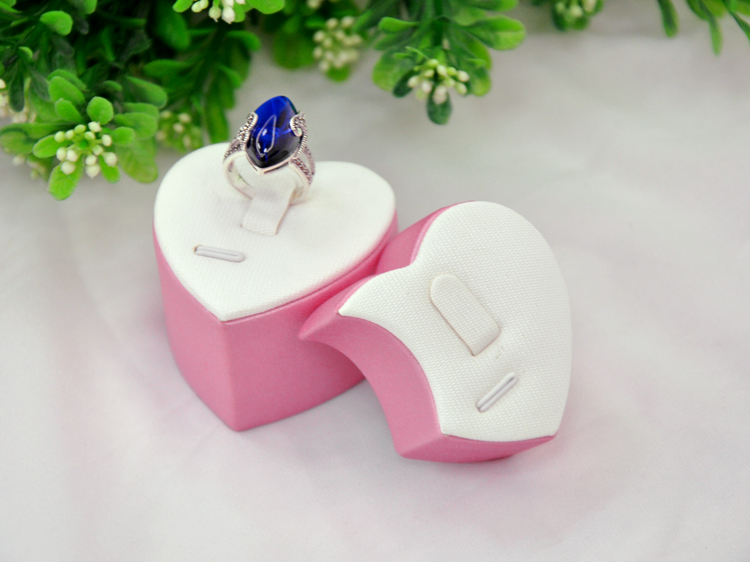 2015 pantalla anillo del dedo de cuero blanco y rosado más nuevo soporte clave estante de exhibición del anillo interior es de madera hechos en China