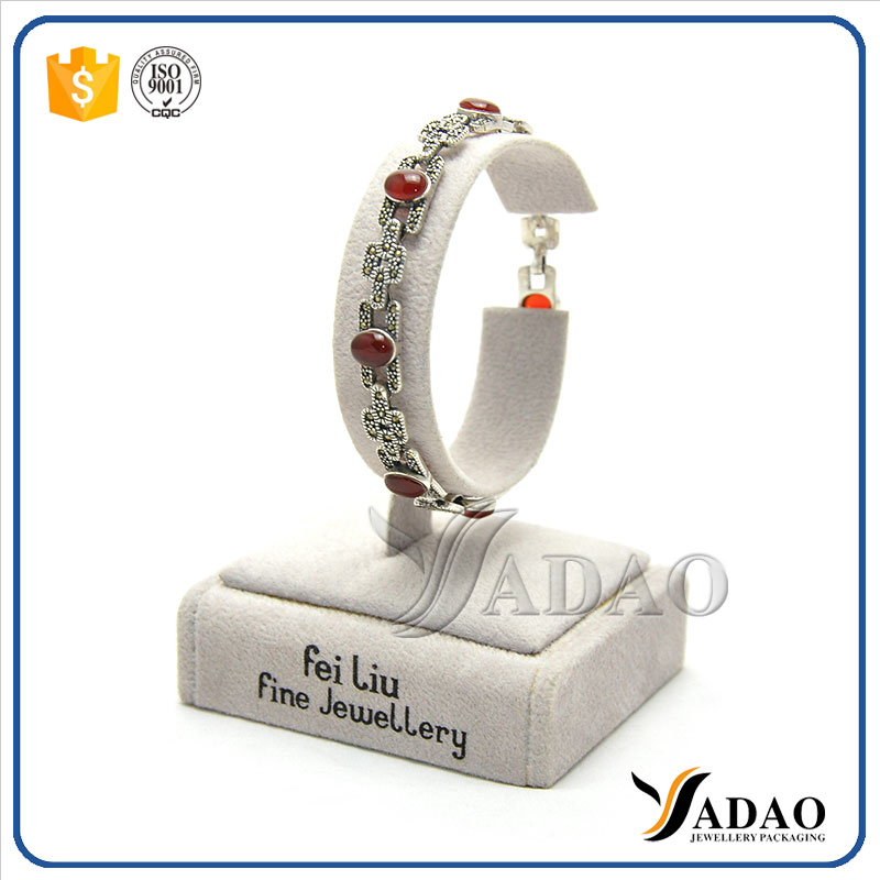 2017 tentant en gros designable de haute qualité MDF coatde avec des présentoirs de bijoux en velours doux pour bracelet bracelets montre