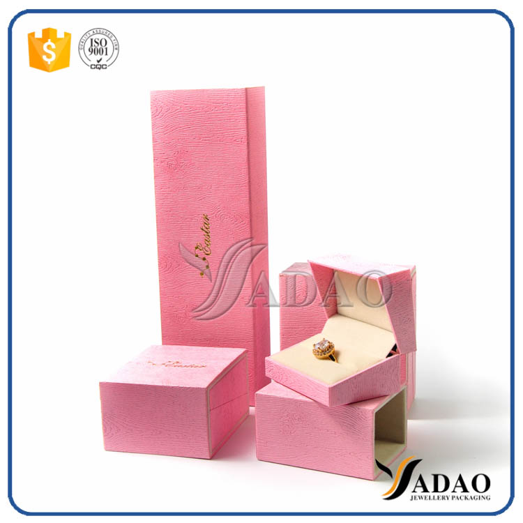 colore caldo personalizzato all'ingrosso ben progettato con scatola di gioielli in plastica con coperchio esterno per confezione di anello / braccialetto / braccialetto / collana / orecchino