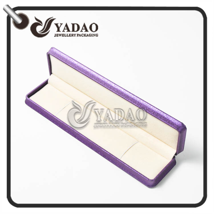 la caja plástica de 220x55x30mm braclet cubierta con cuero sintético y el material interno es terciopelo suave con servicio libre de la impresión de la insignia.